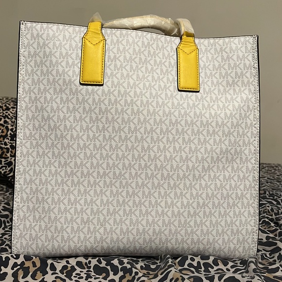 I am selling this MK bag , Brand New - Picture 3 of 4